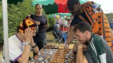 «Dis-moi à quel jeu tu joues» avec la diaspora africaine à Lyon: l'awalé, un symbole de transmission