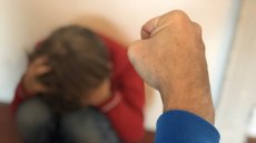 Scène insoutenable à Mostaganem : un enfant battu par son père, la vidéo fait scandale