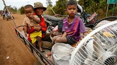 Thaïlande-Cambodge: les combats frontaliers poussent un demi-million de personnes à évacuer