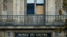 Vol au Louvre: la direction du musée défend la qualité des vitrines fracturées