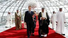 Malgré la crise et les critiques en France, Macron entame une tournée dans le Golfe