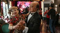 A Shanghai, les seniors font valser la solitude dans les dancings rétro