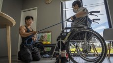 Au Japon, des culturistes mettent leurs muscles au service du soin, face à la pénurie de personnel
