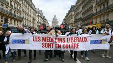 Plusieurs milliers de médecins défilent à Paris et en appellent à Lecornu