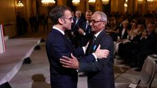 Ça y est je suis chevalier!: Macron décore le dernier vendeur de journaux à la criée de Paris