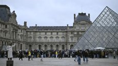 Louvre: la police aux trousses des voleurs, la sécurité des musées en cause