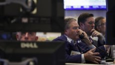 Wall Street termine en baisse, s'inquiète de niveaux de valorisation trop élevés