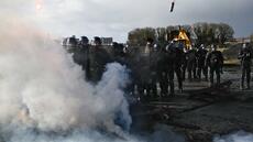 Colère des agriculteurs: opérations pour débloquer des dépôts de carburant