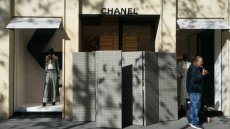 Paris: braquage à la voiture-bélier d'une boutique Chanel