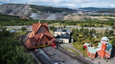 Suède: la célèbre église en bois rouge de Kiruna installée dans son nouvel emplacement