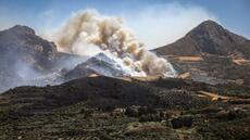 Grèce: la Crète toujours en proie à un incendie porté par des vents violents