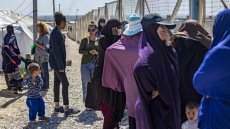 A l'ouverture de leur procès aux assises, les premiers regrets de trois femmes jihadistes, dont la nièce des frères (…)