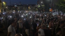 Barricades à Belgrade lors d'une deuxième nuit de manifestations