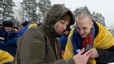 Retour de prisonniers ukrainiens: le bonheur, la tension, le désespoir