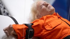 Une sculpture de Trump sanglé sur une croix exposée en Suisse