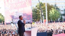 Turquie : avant une audience cruciale pour le CHP, des dizaines de milliers de personnes défilent à Ankara