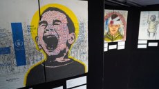 Des cartons d'aide alimentaire à Gaza peints par un artiste palestinien exposés en Europe