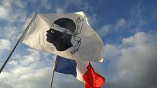 Corse: le FLNC rejette le projet d'autonomie et menace les non-Corses venant vivre dans l'île