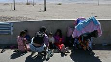 Dans le désert chilien, des migrants restent bloqués à la frontière avec le Pérou