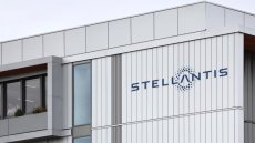 Stellantis commence à redresser ses ventes mais la Bourse s'inquiète de charges à venir