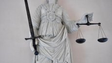 Procès d'un maïeuticien: une femme sait faire la différence entre geste sexuel et médical, selon la présidente de la (…)