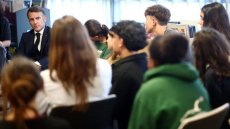Moi je n'ai pas vécu ça : Macron échange avec des jeunes sur leur pratique des réseaux sociaux