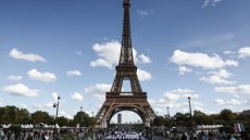 Oeuvre éphémère à Paris du chef Alléno et de l'artiste JR pour les co-victimes de la route