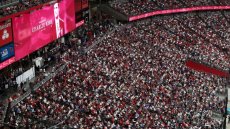 Trump célèbre Charlie Kirk, un géant de sa génération, dans un stade comble
