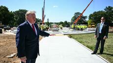 Granite, pelouse, drapeaux: Trump convie la presse à admirer ses chantiers