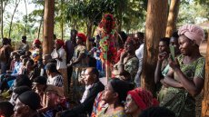 Au Rwanda, la légèreté et les blessures à vif de Petit Pays adapté en théâtre itinérant