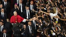 A Paris, des foules attendues sur les Champs-Elysées pour la messe géante du pape