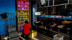 Dans un entrepôt robotisé d'Amazon, l'algorithme dicte la cadence des fêtes