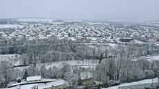 Neige et verglas vont s'intensifier, routes et vols perturbés