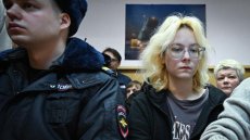 Russie : une musicienne de rue condamnée pour avoir discrédité l'armée dans une chanson