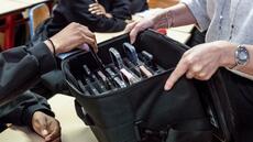 Au lycée, les téléphones dans des mallettes pour mieux se concentrer