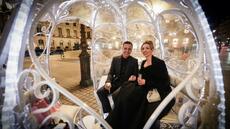 Carrosses, hélicoptères et violonistes: la demande en mariage se met en scène à Paris