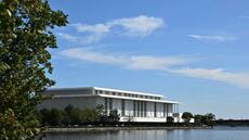 Trump menace de ne pas rouvrir le Kennedy Center si son nom n'y est pas apposé