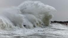 Pluie, vent et fortes vagues en Bretagne avec le passage de la dépression Ingrid