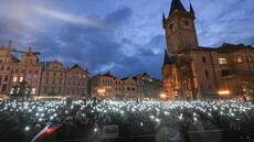 Tchèques et Slovaques dans la rue par milliers pour la démocratie