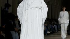 Mode masculine: à Paris, Issey Miyake se joue des formes, Dries Van Noten devient adulte