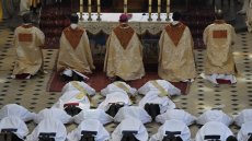 Le nombre de prêtres catholiques ordonnés repart à la baisse
