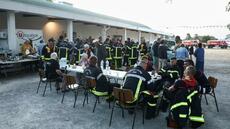 Pour les sapeurs-pompiers épuisés, le réconfort d'un bon repas