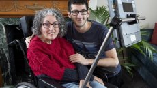Une Britannique atteinte d'une maladie neurodégénérative retrouve sa voix grâce à l'IA