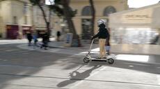 Trottinettes électriques: casque et gilet réfléchissant obligatoires dans l'agglomération parisienne