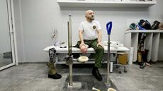 Russie: dans un atelier de prothèses, des vétérans amputés se disent sans regrets