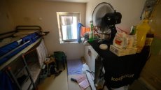 En prison, tenter d'échapper à la chaleur face à la canicule