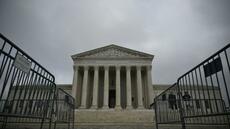 Droits de douane: furieux, Trump contre-attaque et impose une nouvelle taxe mondiale