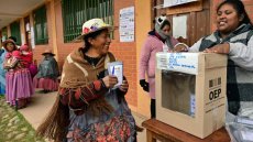 Présidentielle en Bolivie: début du dépouillement pour départager deux candidats de droite