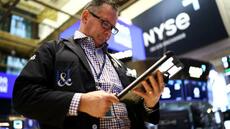 Wall Street clôture dans le rouge, subit les hausses défavorables du pétrole et des taux