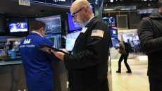 Wall Street sur ses gardes, entre valorisations records et incertitudes commerciales